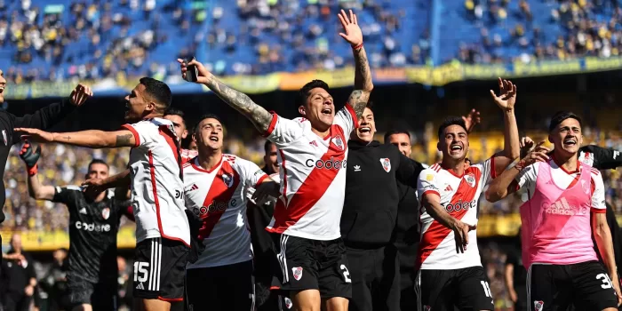 Jugadores de River Plate celebran hoy la victoria contra Boca Juniors, tras el final de un partido por la Primera División del fútbol argentino, en el estadio La Bombonera en Buenos Aires (Argentina). EFE/ Juan Ignacio Roncoroni