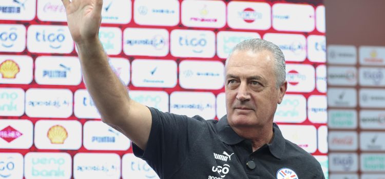 El entrenador argentino Gustavo Alfaro es el artífice del regreso de Paraguay a la Copa del Mundo después de 16 años de ausencia. EFE/ Juan Pablo Pino