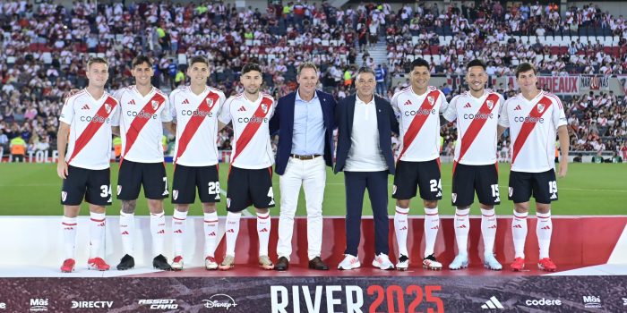 El entrenador de River Plate, Marcelo Gallardo (c2), y el presidente, Jorge Brito (c1), posan con los nuevos jugadores del club. EFE/ Matias Martin Campaya