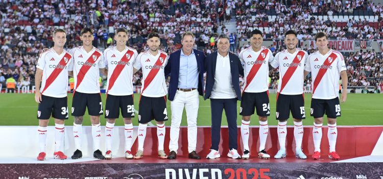 El entrenador de River Plate, Marcelo Gallardo (c2), y el presidente, Jorge Brito (c1), posan con los nuevos jugadores del club. EFE/ Matias Martin Campaya