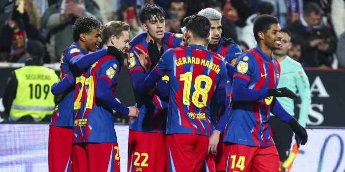 El delantero del Barcelona Lamine Yamal (i) celebra con sus compañeros tras marcar ante el Albacete, durante el partido de cuartos de final de la Copa del Rey que Albacete Balompié y FC Barcelona disputaron en el estadio Carlos Belmonte. EFE/Ismael Herrero