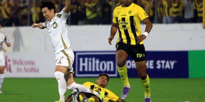 Jack Baptiste (c) y Daniel Aparicio, del Real España, disputan un balón con Heung-Min Son, de Los Ángeles FC, en un partido de la Copa de Campeones de Concacaf entre Real España y Los Ángeles FC en el estadio General Francisco Morazán en San Pedro Sula (Honduras). EFE/José Valle
