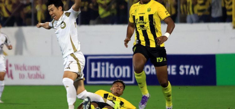 Jack Baptiste (c) y Daniel Aparicio, del Real España, disputan un balón con Heung-Min Son, de Los Ángeles FC, en un partido de la Copa de Campeones de Concacaf entre Real España y Los Ángeles FC en el estadio General Francisco Morazán en San Pedro Sula (Honduras). EFE/José Valle