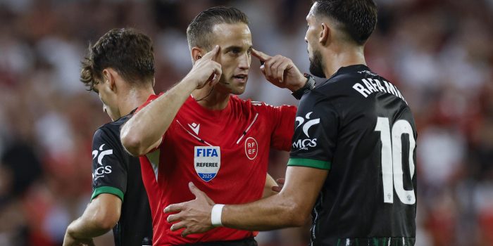 El árbitro Javier Alberola (i) y el delantero del Elche Rafa Mir, en el estadio Ramón Sánchez-Pizjuán de la capital andaluza. EFE/Julio Muñoz