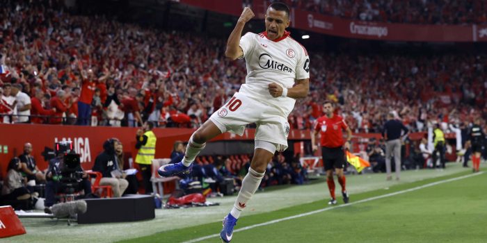 El delantero chileno del Sevilla Alexis Sánchez celebra tras anotar el primer gol del equipo durante el partido de la jornada 34 de LaLiga EA Sports que el Sevilla FC y la Real Sociedad disputaron en el estadio Ramón Sánchez-Pizjuán de la capital andaluza. EFE/ Julio Muñoz