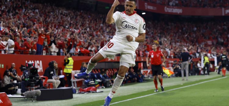 El delantero chileno del Sevilla Alexis Sánchez celebra tras anotar el primer gol del equipo durante el partido de la jornada 34 de LaLiga EA Sports que el Sevilla FC y la Real Sociedad disputaron en el estadio Ramón Sánchez-Pizjuán de la capital andaluza. EFE/ Julio Muñoz