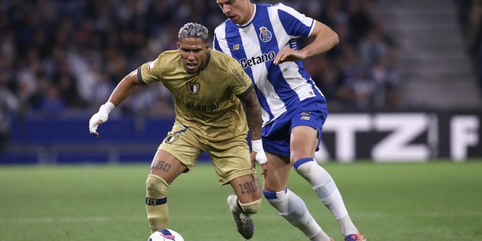 Jan Bednarek, del Oporto (d) y Sorriso, del Famalicado (i). EFE/EPA/MANUEL FERNANDO ARAUJO