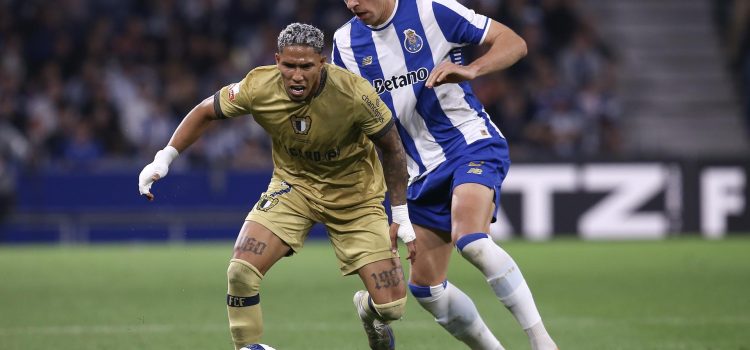 Jan Bednarek, del Oporto (d) y Sorriso, del Famalicado (i). EFE/EPA/MANUEL FERNANDO ARAUJO