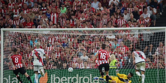 El centrocampista del Athletic Ohian Sancet (i) marca de penalti ante el portero Augusto Batalla (2-d), del Rayo, durante el partido de la segunda jornada de LaLiga EA Sports que Athletic Club y Rayo Vallecano disputaron en el estadio de San Mamés, en Bilbao. EFE/Luis Tejido