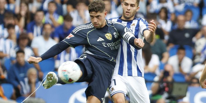 -El delantero del Real Madrid Federico Valverde,y el centrocampista de la Real Sociedad Arsen Zakharyan, durante el partido de la jornada 4 de La Liga EA Sports este sábado en el estadio Municipal de Anoeta en San Sebastián.-  EFE/ Juan Herrero