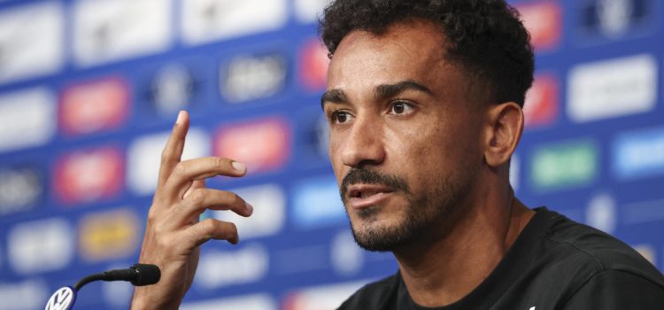 El lateral Danilo afirmó este miércoles que la selección brasileña no tiene hoy la madurez de rivales como Francia o Argentina. EFE/ Sebastiao Moreira