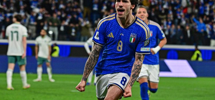 El jugador de Italia Sandro Tonali celebra el 1-0 durante el partido de la repesca que han jugado Italia e Irlanda del Norte en Bérgamo, Italia. EFE/EPA/MICHELE MARAVIGLIA