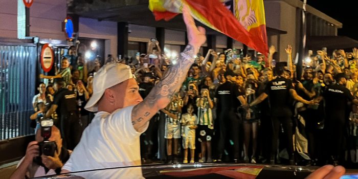 El delantero brasileño Antony, recibido por un millar de enardecidos aficionados del Betis a su llegada al aeropuerto de San Pablo en Sevilla. EFE/ David Arjona