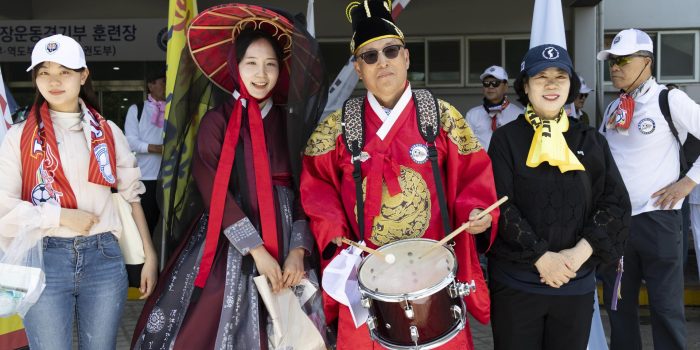 Aficionados surcoreanos animan al Naegohyang Women's antes de la final de la Liga de Campeones femenina de Asia ante el Tokyo Verdy Beleza. EFE/EPA/JEON HEON-KYUN