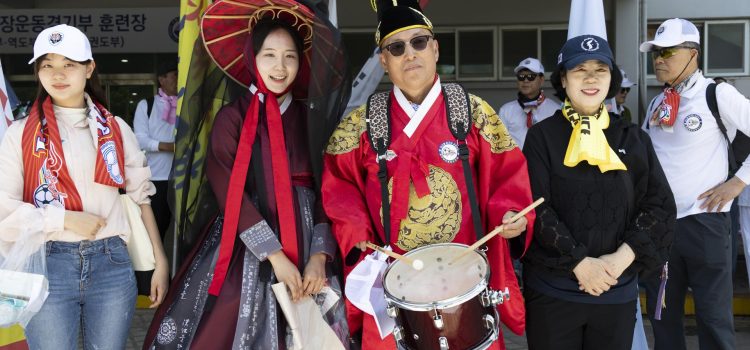 Aficionados surcoreanos animan al Naegohyang Women's antes de la final de la Liga de Campeones femenina de Asia ante el Tokyo Verdy Beleza. EFE/EPA/JEON HEON-KYUN