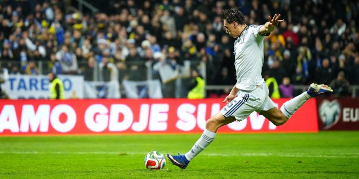 El jugador italiano Pio Esposito dispara durante la tanda de penaltis en el partido de la fase de clasificación europea para la Copa Mundial de la FIFA 2026 entre Bosnia y Herzegovina e Italia en Zenica, Bosnia y Herzegovina. EFE/EPA/NIDAL SALJIC
//////////
Zenica (Bosnia and Herzegovina), 31/03/2026.- Pio Esposito of Italy shoots but eventually misses during the penalty shoot-out during the FIFA World Cup 2026 European playoff match between Bosnia and Herzegovina and Italy in Zenica, Bosnia and Herzegovina, 31 March 2026. (Mundial de Fútbol, Bosnia-Herzegovina, Italia) EFE/EPA/NIDAL SALJIC