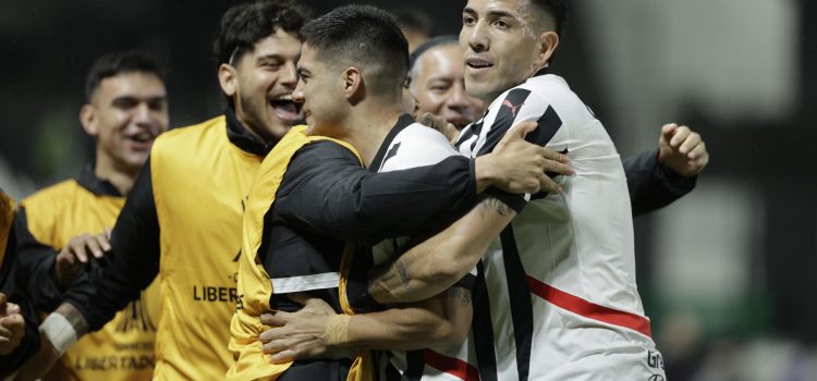Jugadores de Libertad celebran este martes en Asunción el empate 2-2 con Alianza Lima en un partido de la última jornada de la fase de grupos de la Copa Libertadores que perdían por 0-2 en el Estadio La HUerta. EFE/Juan Pablo Pino.
