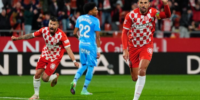 El delantero del Girona Cristhian Stuani (d) celebra tras marcar ante el Mallorca, durante el partido de LaLiga de fútbol que Girona FC y Real Mallorca disputaron en el estadio de Montilivi. EFE/Siu Wu