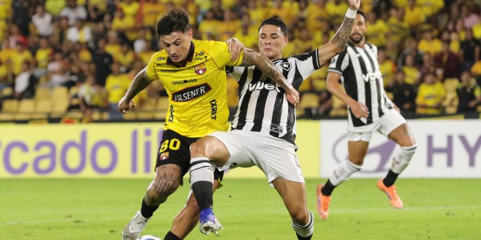 Sergio Núñez (i), de Barcelona, disputa el balón con Mateo Ponte, de Botafogo, durante un partido de clasificación de la Copa Libertadores entre Barcelona y Botafogo en el estadio Monumental Banco Pichincha en Guayaquil (Ecuador). EFE/Jonathan Miranda
