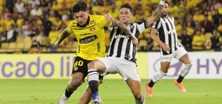 Sergio Núñez (i), de Barcelona, disputa el balón con Mateo Ponte, de Botafogo, durante un partido de clasificación de la Copa Libertadores entre Barcelona y Botafogo en el estadio Monumental Banco Pichincha en Guayaquil (Ecuador). EFE/Jonathan Miranda