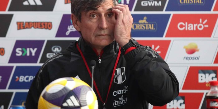 El entrenador de origen argentino Óscar Ibáñez dejó de ser este miércoles el seleccionador de Perú. EFE/Paolo Aguilar