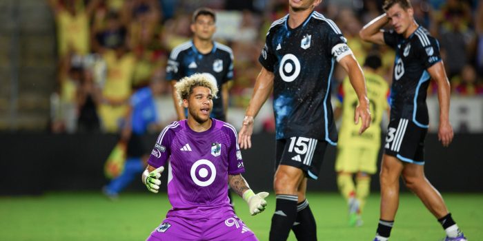 Dayne St. Clair (i) y Michael Boxall de Minnesota reaccionan este sábado, en un partido de la Leagues Cup que el América ganó en tanda de penaltis al Minnesota United en el estadio Shell Energy en Houston. EFE/ Carlos Ramírez