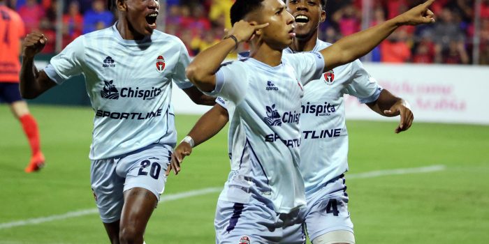 Martín Ruiz (c) puso adelante al Sporting San Miguelito con un gol a los 2 minutos del partido de la Copa Centroamericana que Municipal finalmente empató 1-1 este jueves en el Estadio del Trébol en Ciudad de Guatemala. EFE/Fernando Ruiz