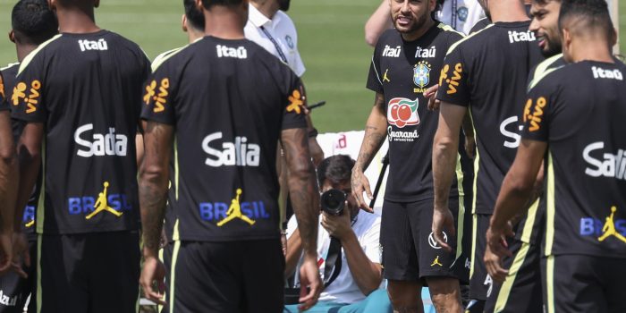 Fotografía del 17 de junio de 2026 en la que se observa a Neymar (c), de Brasil, al hablar con sus compañeros en una practica en el centro de entrenamiento Columbia Park, como parte del Mundial de la FIFA 2026 en Morristown, New Jersey (EE.UU.). EFE/Sebastiao Moreira