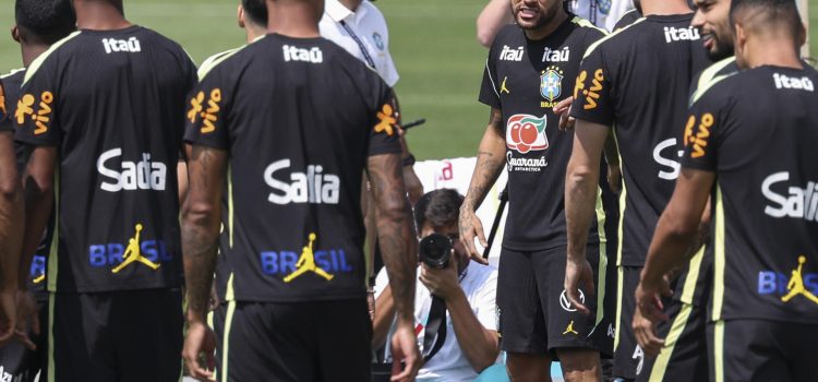 Fotografía del 17 de junio de 2026 en la que se observa a Neymar (c), de Brasil, al hablar con sus compañeros en una practica en el centro de entrenamiento Columbia Park, como parte del Mundial de la FIFA 2026 en Morristown, New Jersey (EE.UU.). EFE/Sebastiao Moreira