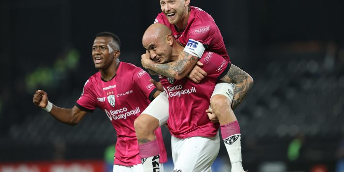 Jugadores de Independiente del Valle celebran este martes la victoria en Asunción sobre Libertad en partido de la tercera jornada de la fase de grupos. EFE/ Juan Pablo Pino
