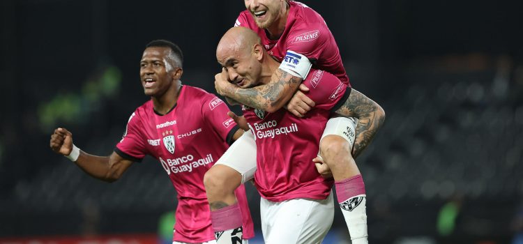 Jugadores de Independiente del Valle celebran este martes la victoria en Asunción sobre Libertad en partido de la tercera jornada de la fase de grupos. EFE/ Juan Pablo Pino