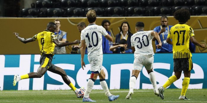 Serhou Guirassy (i), del Borussia Dortmund, anota uno de sus dos goles ante el Monterrey en el partido del Mundial de Clubes en Atlanta, Georgia. EFE/EPA/ERIK S. LESSER