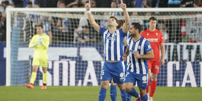 El delantero argentino del Alavés, Lucas Boyé, celebra el segundo gol del equipo vitoriano durante el encuentro correspondiente a la jornada 30 de la Liga EA Sports que disputaron Alavés y Osasuna en el estadio de Mendizorroza, en Vitoria. EFE / L. Rico