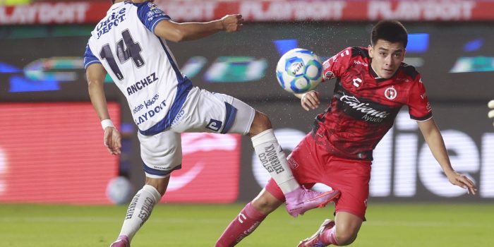 Carlos Adrián Sánchez (i) de Pachuca disputa el balón con Gilberto Mora de Tijuana en el Estadio Hidalgo, en Pachuca (México). Imagen de archivo. EFE/ David Martínez Pelcastre