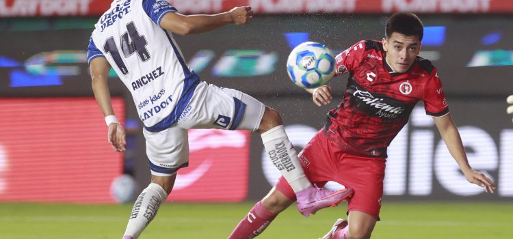 Carlos Adrián Sánchez (i) de Pachuca disputa el balón con Gilberto Mora de Tijuana en el Estadio Hidalgo, en Pachuca (México). Imagen de archivo. EFE/ David Martínez Pelcastre