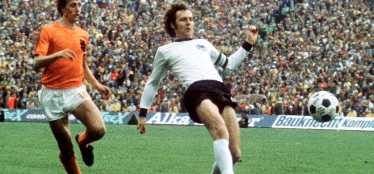Fotografía de archivo del 7 de julio de 1974 en la que se observa a Franz Beckenbauer (d), de Alemania Federal, y a Johan Cruyff (i), de Países Bajos, disputando el balón durante la final de la Copa Mundial de la FIFA1974 entre Alemania Federal y Países Bajos en Múnich (Alemania). Alemania ganó 2-1. EFE/EPA/ARCHIVO