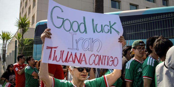 Una aficionada despide a los jugadores de la selección de Irán afuera del hotel este domingo en Tijuana (México). EFE/Joebeth Terriquez