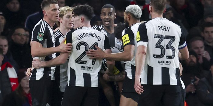 Londres, 07/01/2025.- Alexander Isak (C), del Newcastle, celebra tras marcar el primero de sus dos goles ante el Arsenal en la victoria de su equipo (0-2) en la semifinal de la Copa de la Liga inglesa. (Reino Unido, Londres) EFE/EPA/ANDY RAIN