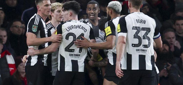 Londres, 07/01/2025.- Alexander Isak (C), del Newcastle, celebra tras marcar el primero de sus dos goles ante el Arsenal en la victoria de su equipo (0-2) en la semifinal de la Copa de la Liga inglesa. (Reino Unido, Londres) EFE/EPA/ANDY RAIN