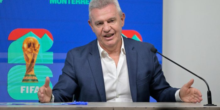 El entrenador de la Selección Mexicana de fútbol, Javier 'Vasco' Aguirre, habla en un panel mundialista este viernes, en el estadio Monterrey (México). EFE/Miguel Sierra