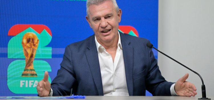 El entrenador de la Selección Mexicana de fútbol, Javier 'Vasco' Aguirre, habla en un panel mundialista este viernes, en el estadio Monterrey (México). EFE/Miguel Sierra