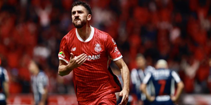 Joao Días de Toluca celebra tras anotar un gol frente a Monterrey durante el partido de vuelta por los cuartos de final del torneo Clausura 2025 de la Liga MX, en el estadio Nemesio Diez en Toluca. EFE/ Felipe Gutiérrez