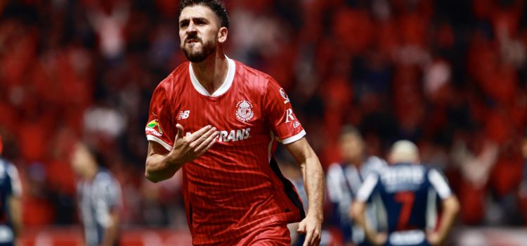 Joao Días de Toluca celebra tras anotar un gol frente a Monterrey durante el partido de vuelta por los cuartos de final del torneo Clausura 2025 de la Liga MX, en el estadio Nemesio Diez en Toluca. EFE/ Felipe Gutiérrez