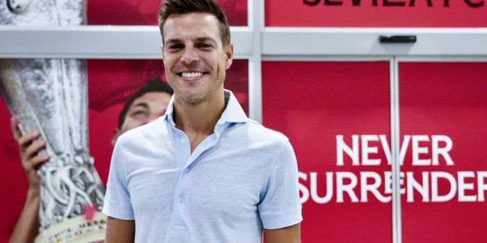 El defensor internacional César Azpilicueta ha llegado este viernes a la capital andaluza para pasar el reconocimiento médico previo a su fichaje como agente libre por el Sevilla, con el que se comprometerá por una temporada con opción a una segunda. EFE/ David Arjona