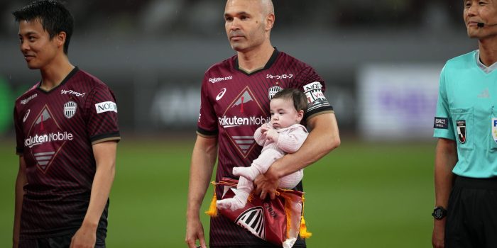 Andrés Iniesta del Vissel Kobe sostiene a su bebé antes del partido amistoso de fútbol entre el Vissel Kobe y el FC Barcelona en el Estadio Nacional de Tokio, Japón. EFE/EPA/FRANCK ROBICHON