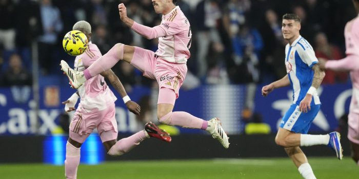 El defensa del Real Oviedo Nacho Vidal (i) intenta controlar el balón durante el partido de la jornada 27 de LaLiga que RCD Espanyol y Real Oviedo disputaron en el RCDE Stadium. EFE/Enric Fontcuberta