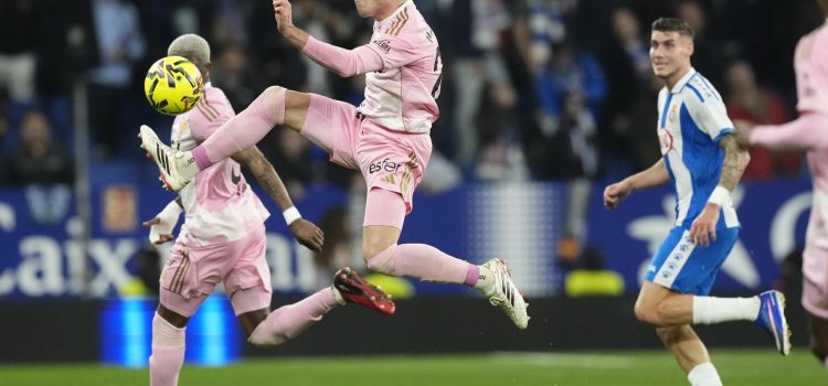 El defensa del Real Oviedo Nacho Vidal (i) intenta controlar el balón durante el partido de la jornada 27 de LaLiga que RCD Espanyol y Real Oviedo disputaron en el RCDE Stadium. EFE/Enric Fontcuberta