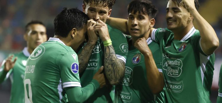Jugadores del Audax Italiano celebran un gol este martes en un partido de la fase de grupos de la Copa Sudamericana ante Barracas Central en el estadio Bicentenario de La Florida, en Santiago. EFE/ Elvis González