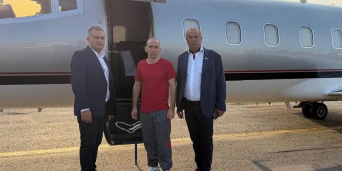 Fotografía tomada de la cuenta oficial en X de la Asociación del Fútbol Argentino (@afa) que muestra al prosecretario de la Asociación de Fútbol Argentino (AFA), Luciano Nakis (i); al gendarme argentino Nahuel Gallo (c), y al Secretario de Protocolo de la AFA, Fernando Isla Casares. EFE/ @afa