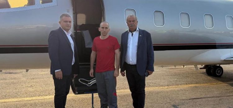 Fotografía tomada de la cuenta oficial en X de la Asociación del Fútbol Argentino (@afa) que muestra al prosecretario de la Asociación de Fútbol Argentino (AFA), Luciano Nakis (i); al gendarme argentino Nahuel Gallo (c), y al Secretario de Protocolo de la AFA, Fernando Isla Casares. EFE/ @afa